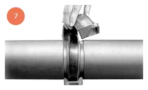 KAN-therm - Groove system - Assembly step 7 - Screwing together both parts of the clamp